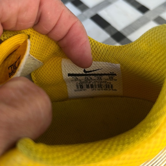 Boy’s Nike soccer shoes. - Picture 6 of 8